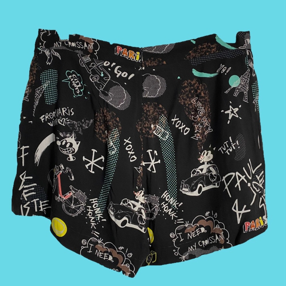 GRAPHIC PRINT PLEATED SHORTS - Picture 2 of 2